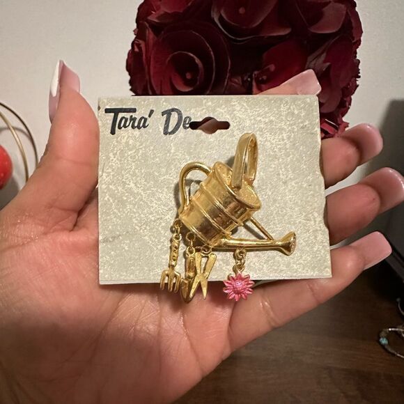TARA DE NEW  GARDENING  BROOCH - Picture 1 of 1